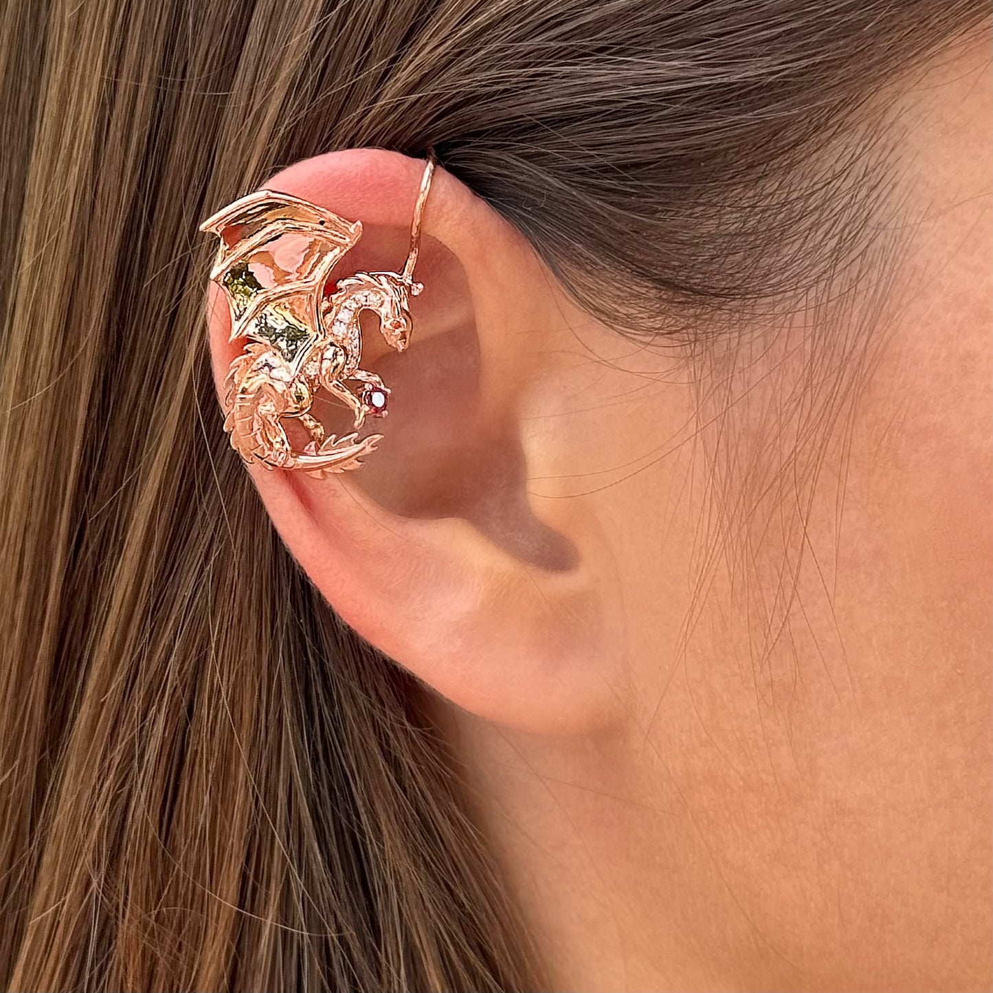 Ear cuff dragón sin perforar con diamantes CZ - Negro Plata