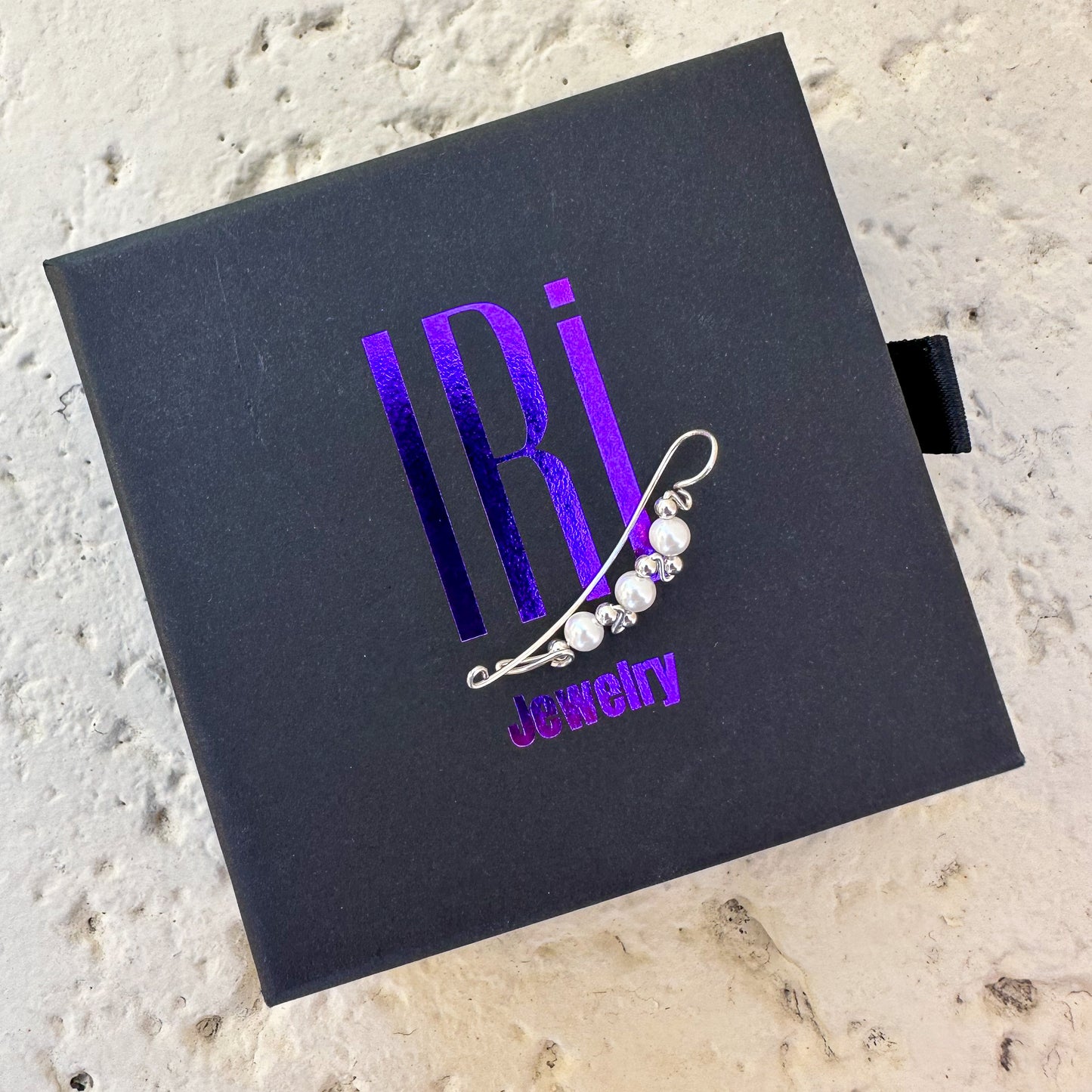 NON PIERCED SINGLE EAR CUFF WITH PEARLS - WHITE SILVER