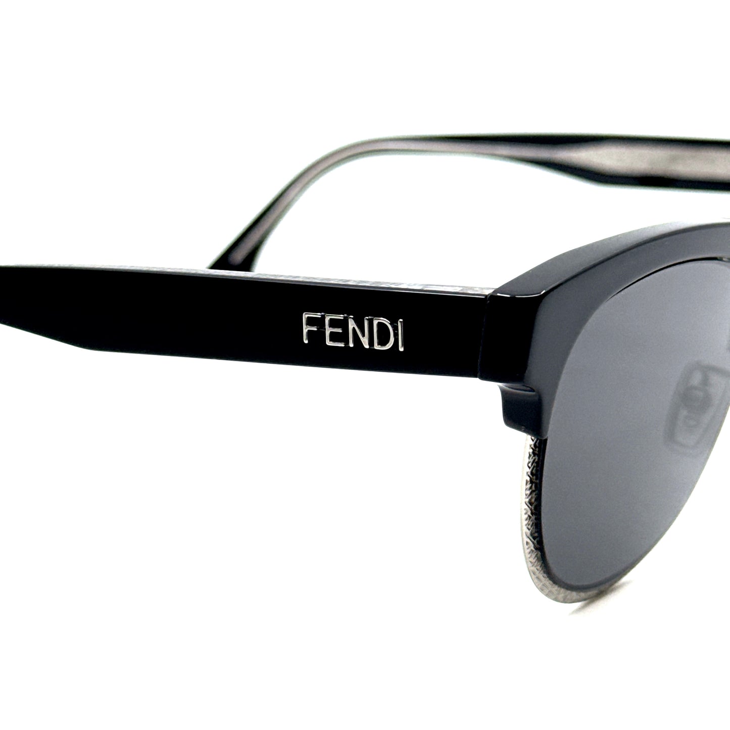 FENDI Sunglasses FE40105U 01A